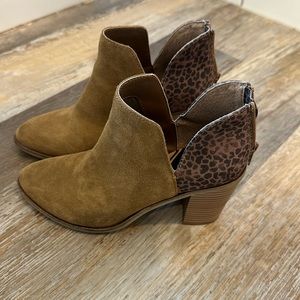 Dolce Vita tan suede ankle boots size 7.5